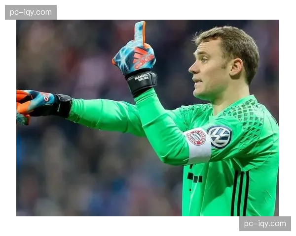 特写：诺伊尔冲出禁区头球解围，拜仁门将作为“清道夫”参与高位防守已成常态