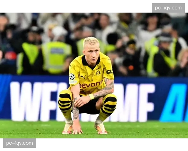 终场哨响，罗伊斯与胡梅尔斯相拥告别本赛季欧冠